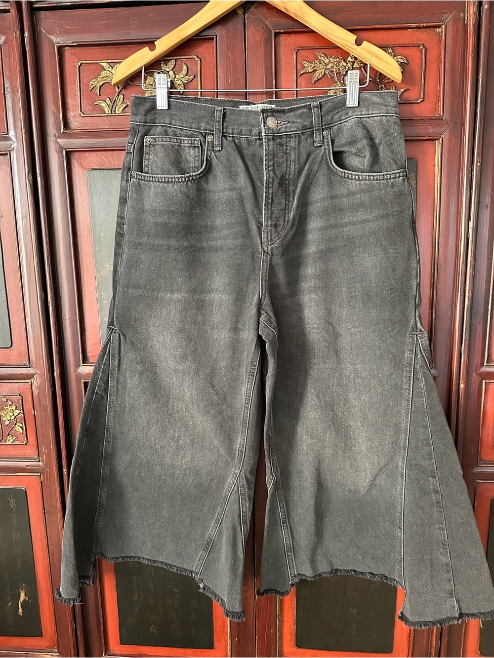 We the Free Ripple Wide Leg Crop
Jeans - Fade to Black - Size 30 - Picture 8 of 12